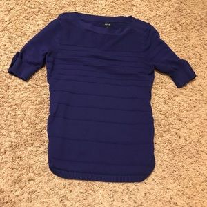 Fitted blue short sleeve sweater
